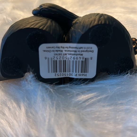 Big sky carvers kissing bears - Picture 2 of 4